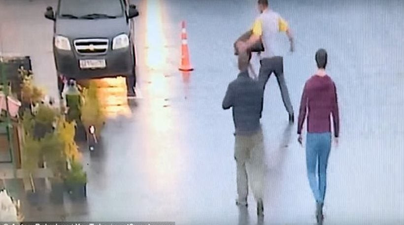 Σοκαριστικό! «Σούβλισε» μέχρι θανάτου τον κομμωτή του επειδή δεν του άρεσε το κούρεμα (βίντεο)